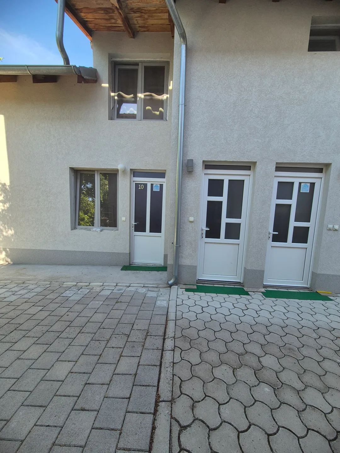 <span data-lang-sr>Dvorište i ulaz</span><span data-lang-en>Courtyard and entrance</span>